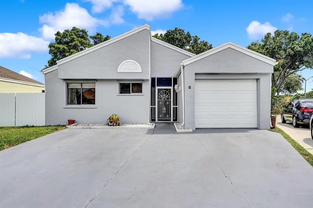 Photo of 6 Compton Way, Boynton Beach, FL 33426 (MLS # R10747415)