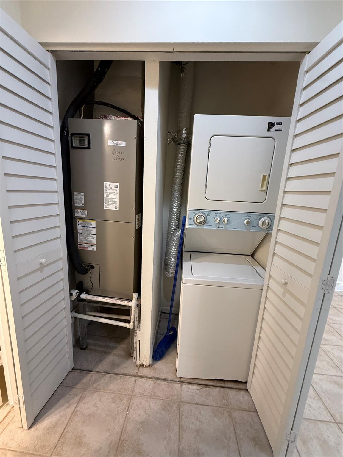 LAKES MEADOW VILLAGE HOME - Residential Lease