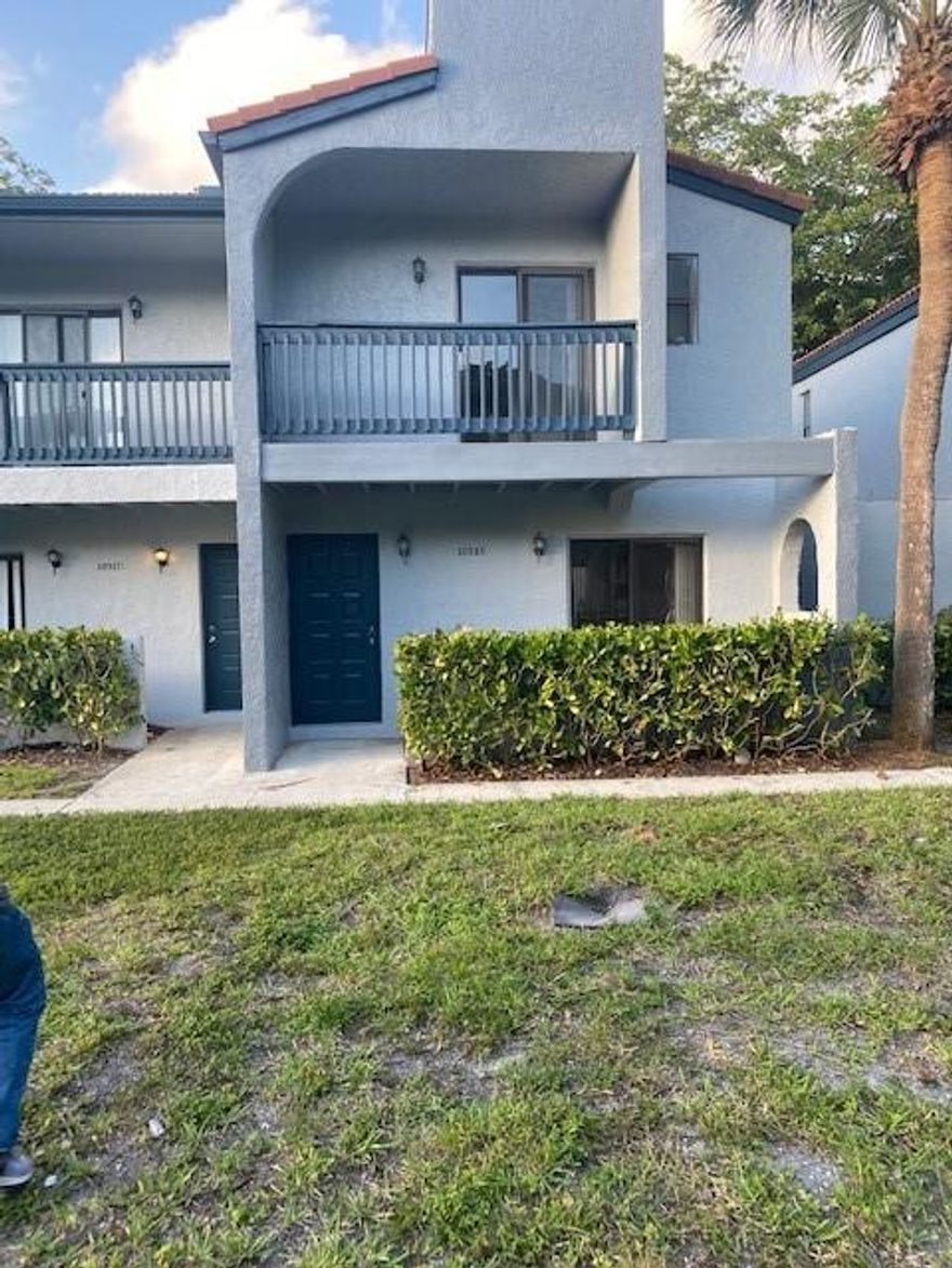 Hurry.....Beautiful 2/2.5 Town house at heart of Coral springs, Stainless steel appliances, Ceramic and Carpet floor, Water included in rent. For showing appointment text LA, need two hrs to confirm appointment, Tenant Occupied available January 1st