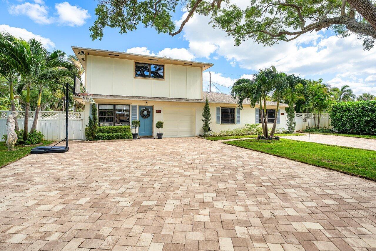 2101 N Palm Circle