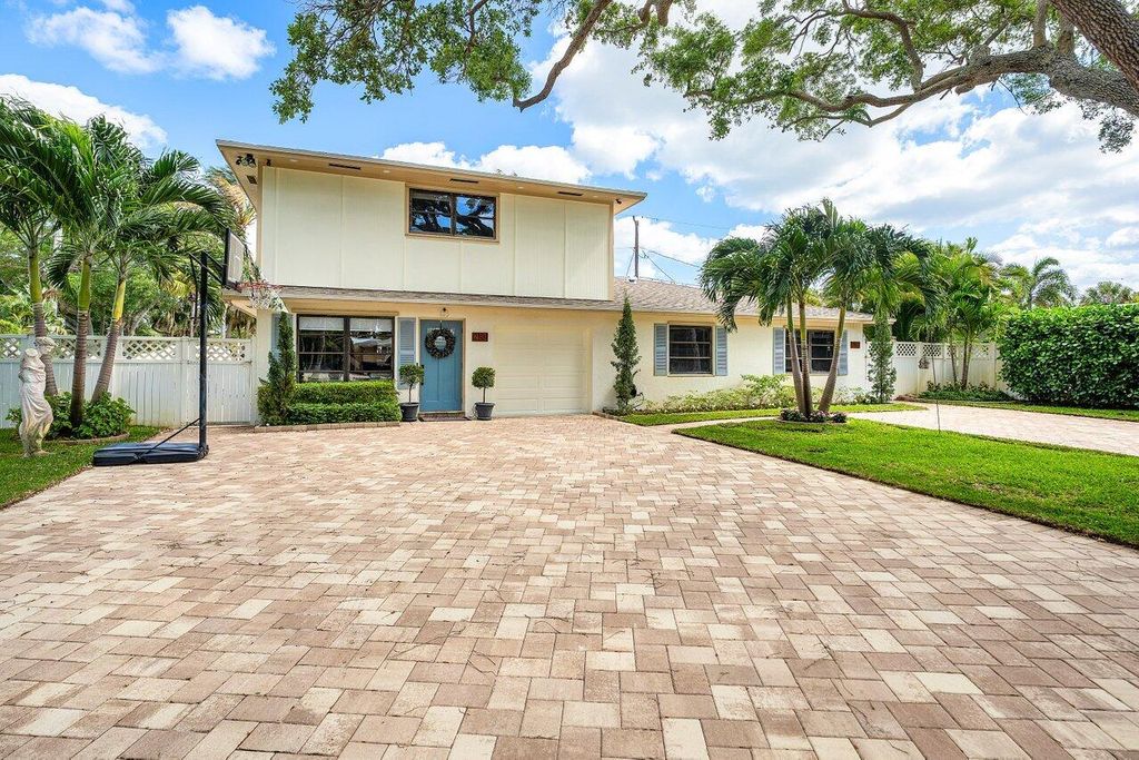 Photo of 2101 N Palm Circle, North Palm Beach, FL 33408 (MLS # B26020318)