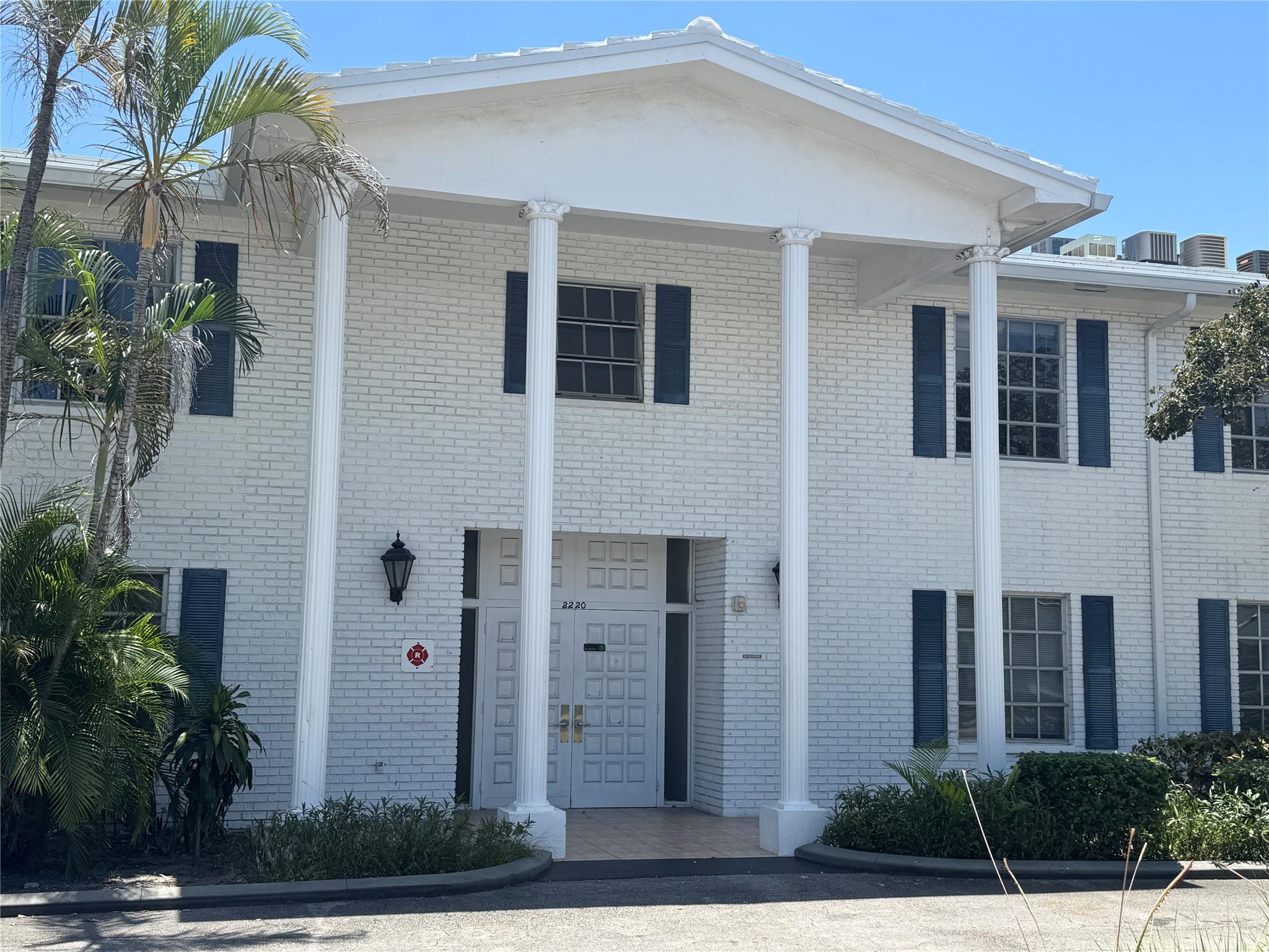 move in right away! Great Fort Lauderdale location, 10 min to the beach, shops, and highways. Basic cable and
water included in rent. No smoking