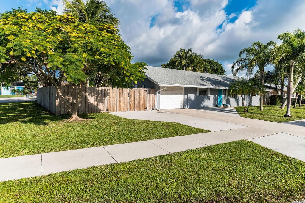 Photo of 600 W Whitney Drive, Jupiter, FL 33458 (MLS # R10995642)