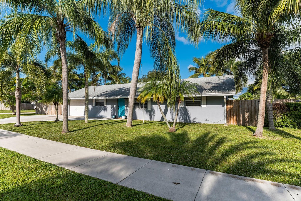 Photo of 600 W Whitney Drive, Jupiter, FL 33458 (MLS # R10995642)