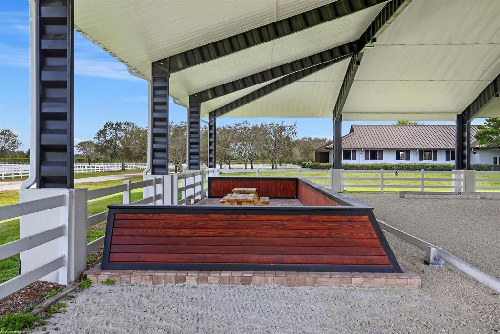 WHITE FENCES EQUESTRIAN E - Residential