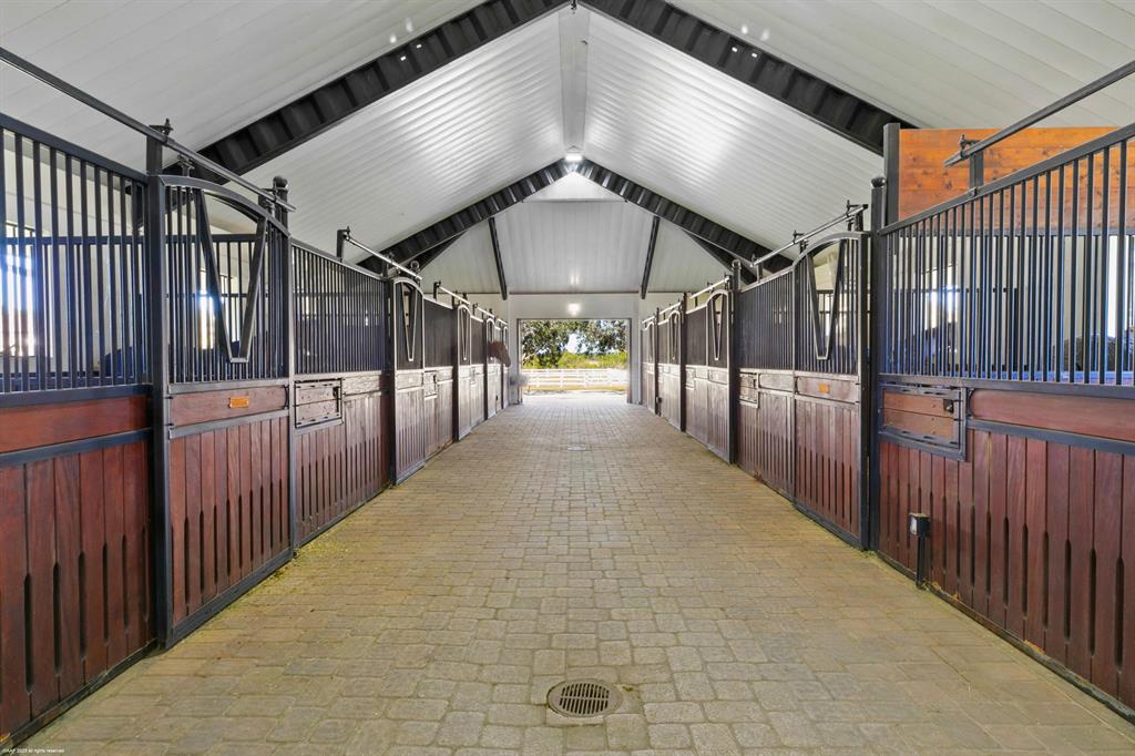 WHITE FENCES EQUESTRIAN E - Residential