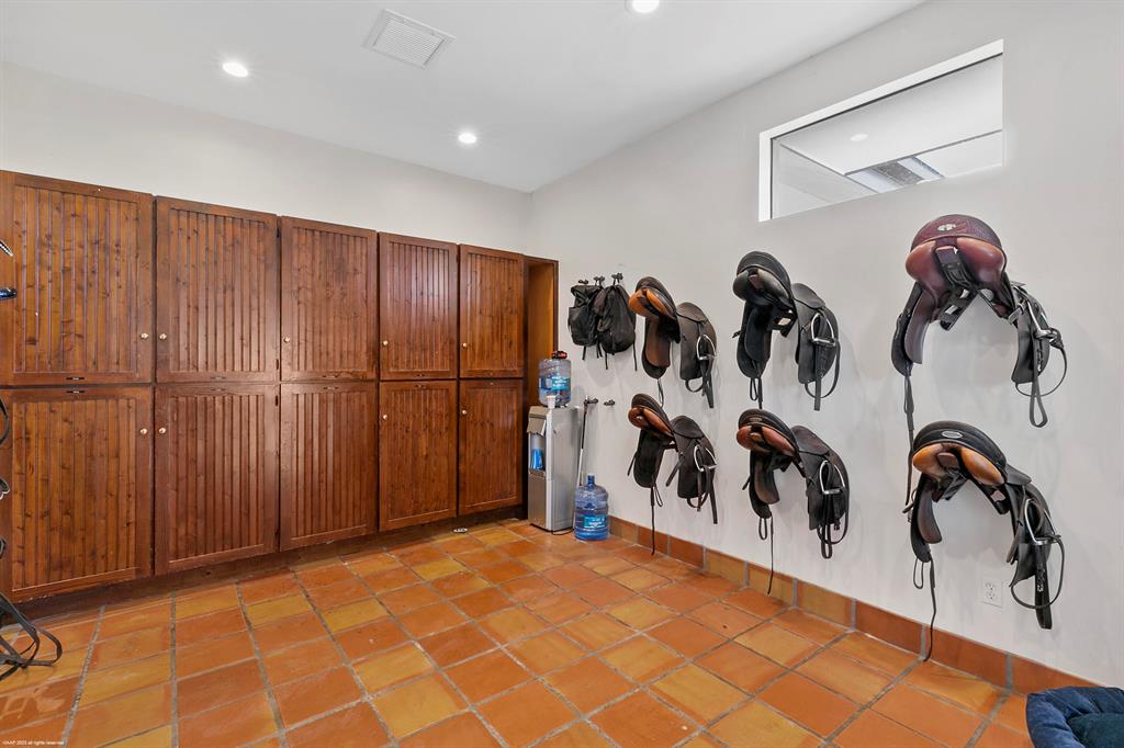 WHITE FENCES EQUESTRIAN E - Residential