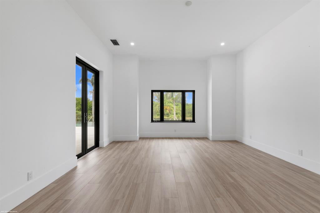 WHITE FENCES EQUESTRIAN E - Residential