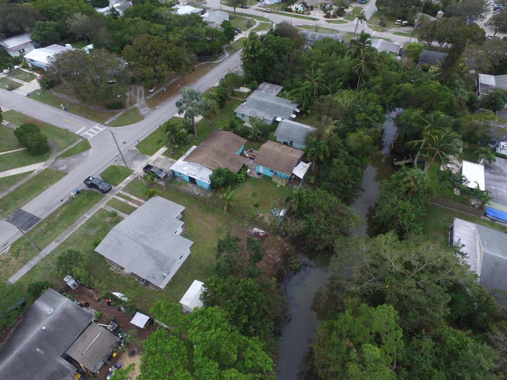 Photo of 506 S Caloosahatchee Avenue, Jupiter, FL 33458 (MLS # R10943393)