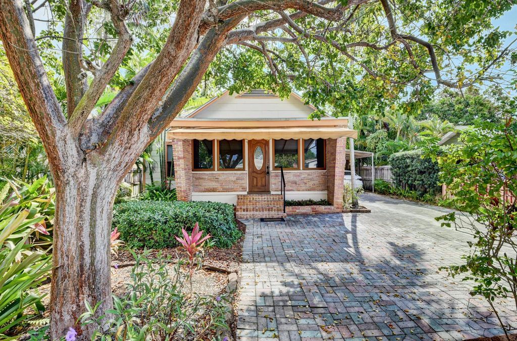 Photo of 219 S Swinton Avenue, Delray Beach, FL 33444 (MLS # R10954544)