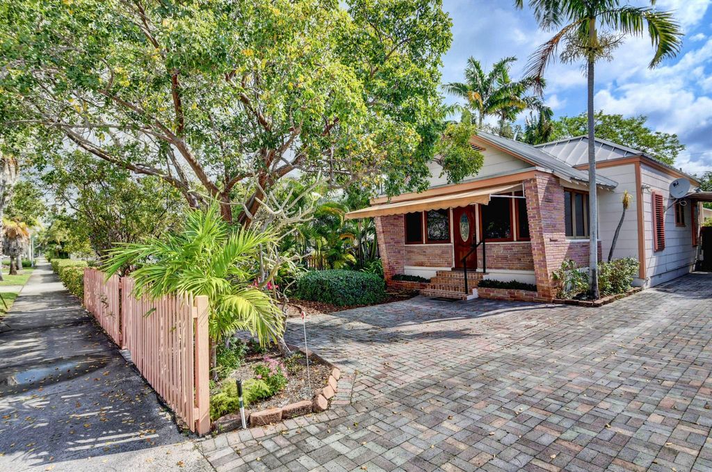 Photo of 219 S Swinton Avenue, Delray Beach, FL 33444 (MLS # R10954544)
