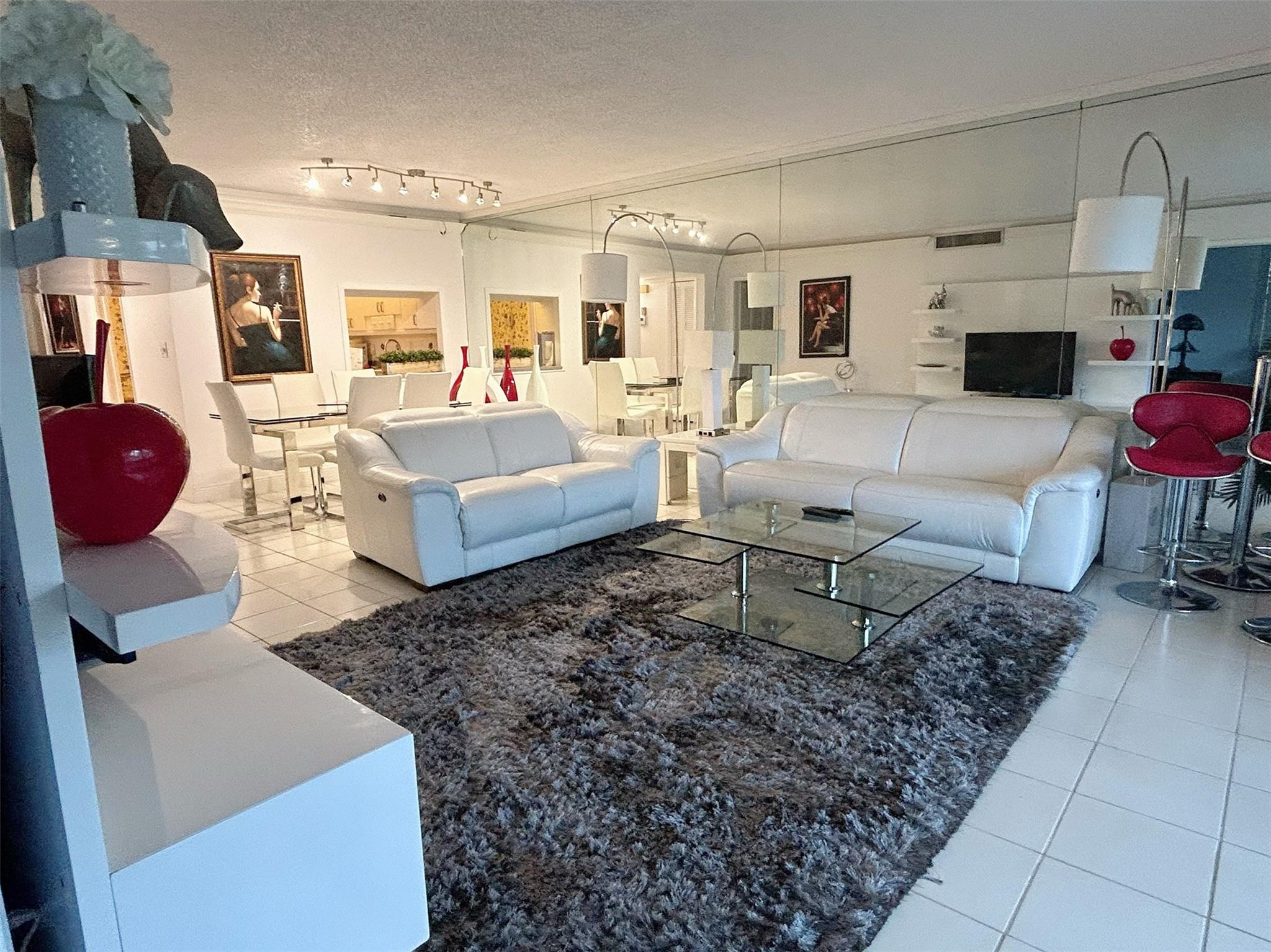 605 Oaks Dr 101