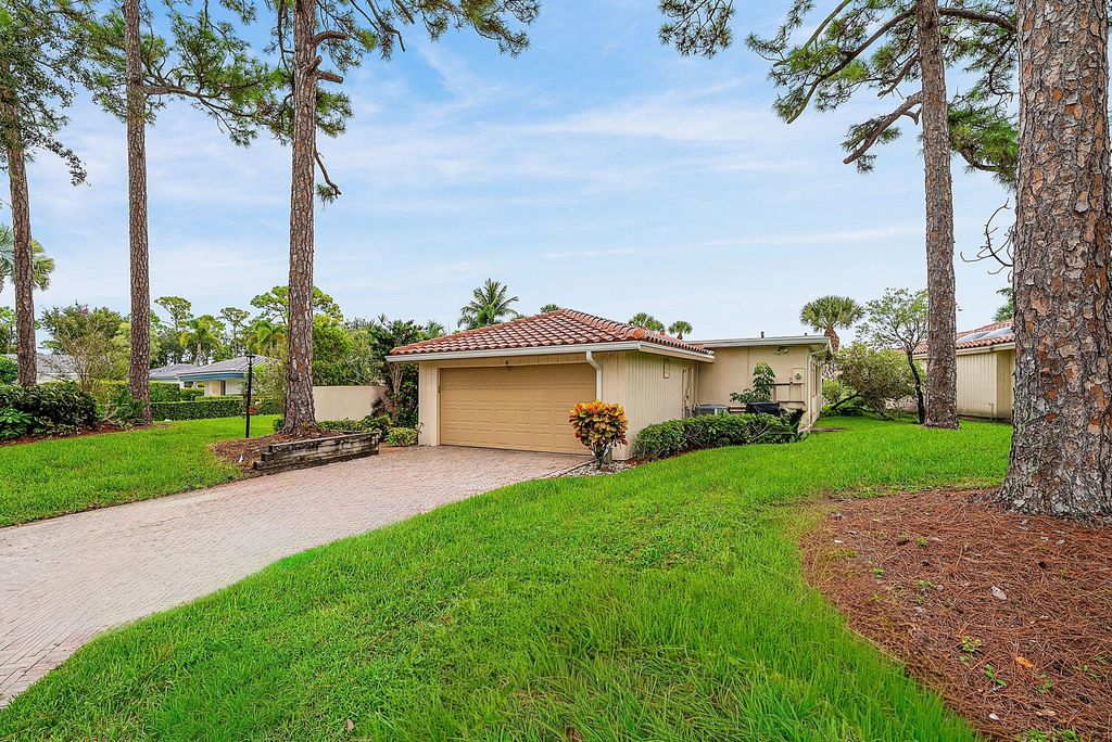 Photo of 6 Woods Lane, Boynton Beach, FL 33436 (MLS # R11121802)
