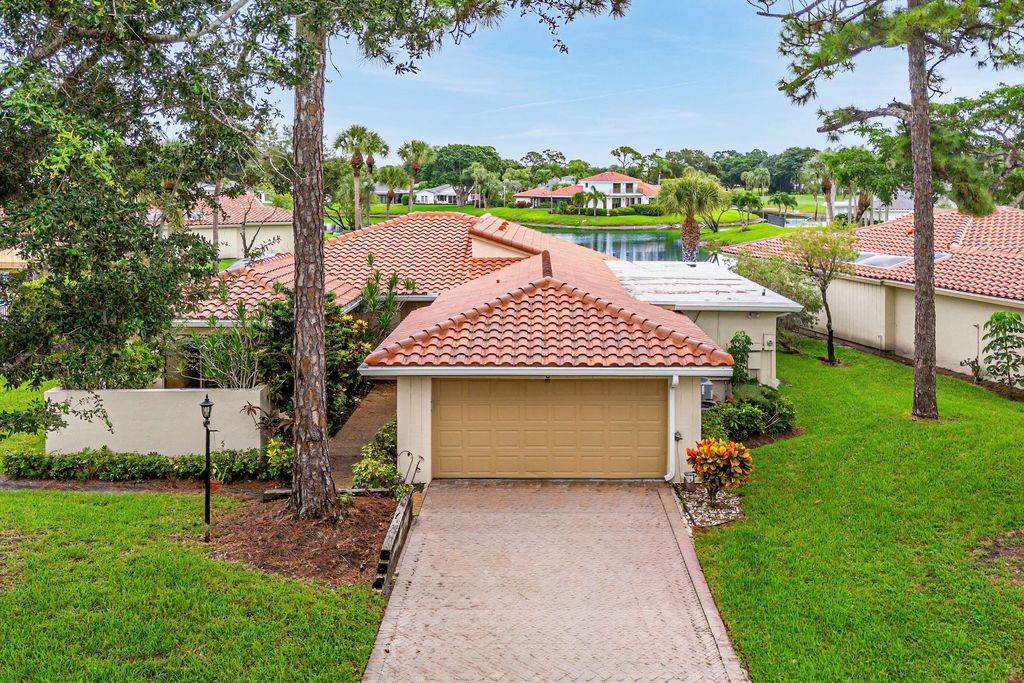 Photo of 6 Woods Lane, Boynton Beach, FL 33436 (MLS # R11121802)