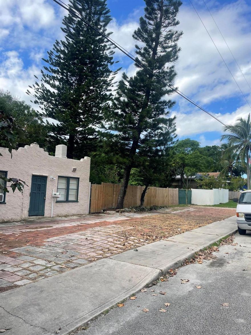 Great opportunity .333 acer in heart of West Palm Beach. Home needs TLC.