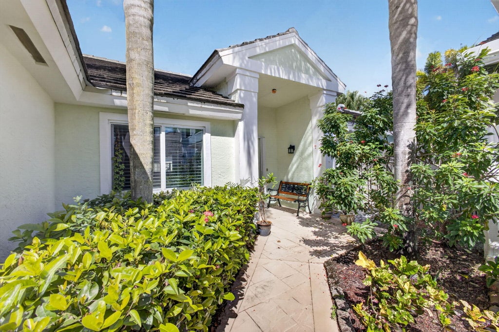 Photo of 12 COMMODORE Place, Palm Beach Gardens, FL 33418 (MLS # B26088256)