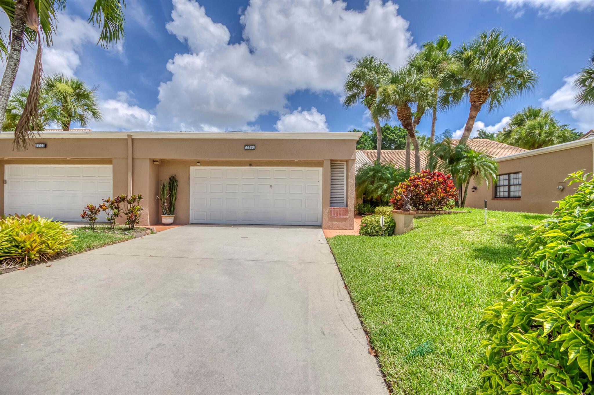 Charming 55+ community villa in Applegate at Indian Springs featuring two master suites, open concept living area and a one-car garage, and a stunning backyard view overlooking the golf course. Enjoy the flexibility of non-mandatory membership in this serene and well-maintained community. Perfect blend of comfort and leisure living.