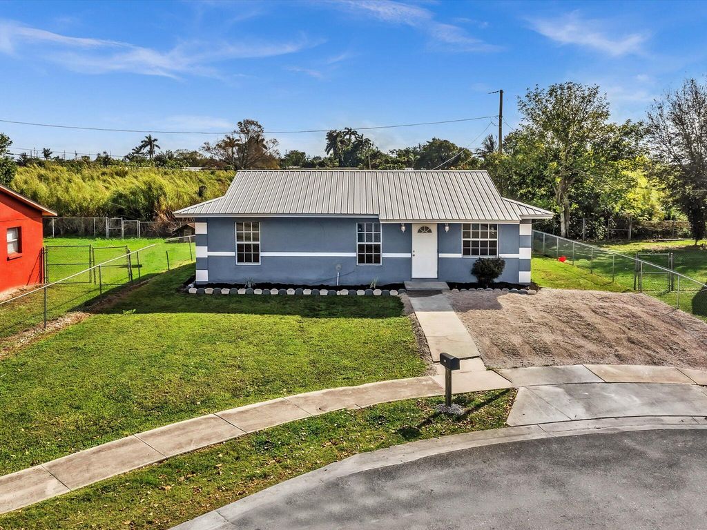 Photo of 285 SW 9th Avenue, South Bay, FL 33493 (MLS # R11065014)