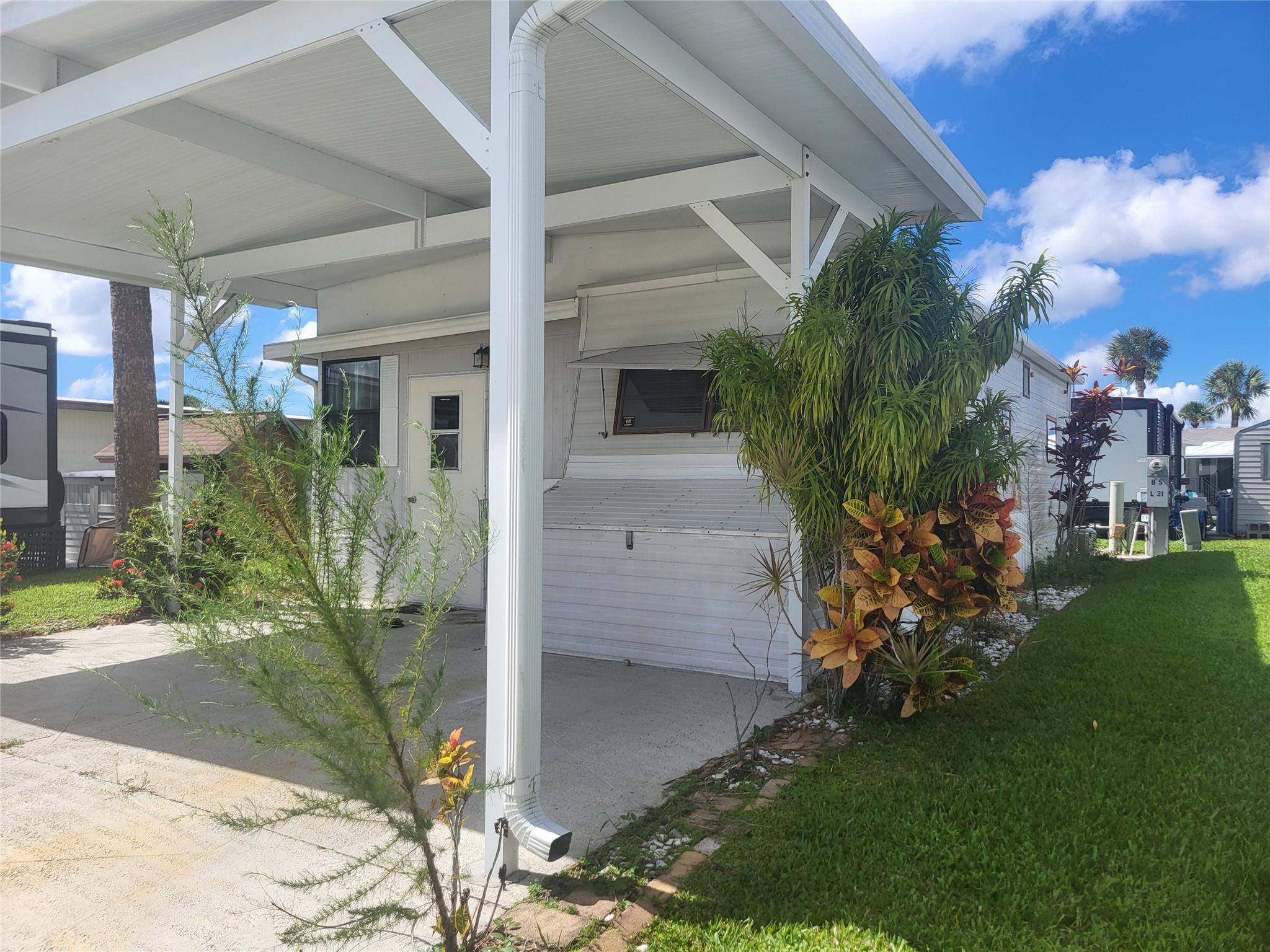 Cozy mobile home in the gated Ancient Oaks 55+ community, a golf cart-friendly neighborhood on the shores of Lake Okeechobee, known for world-class bass fishing. Enjoy low-maintenance living with access to a heated pool, clubhouse, and active social calendar. Perfect for a seasonal retreat or year-round residence, just minutes from boat ramps, marinas, and endless opportunities for outdoor recreation.
