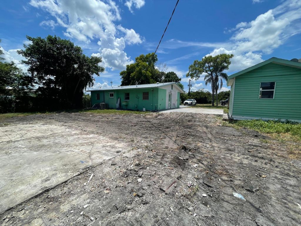 Photo of 3277 SE Birch Avenue, Stuart, FL 34997 (MLS # B26029369)