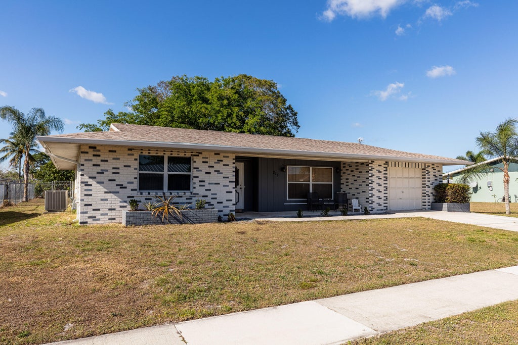 Photo of 213 SW Reynolds Avenue, Port Saint Lucie, FL 34983 (MLS # R10979384)