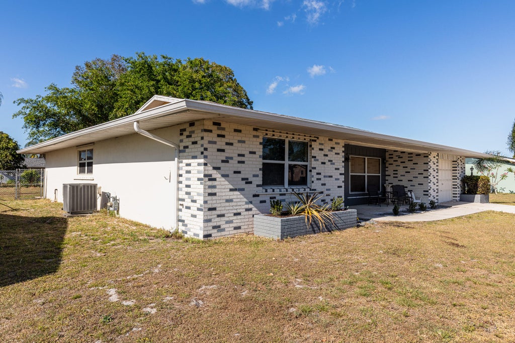 Photo of 213 SW Reynolds Avenue, Port Saint Lucie, FL 34983 (MLS # R10979384)