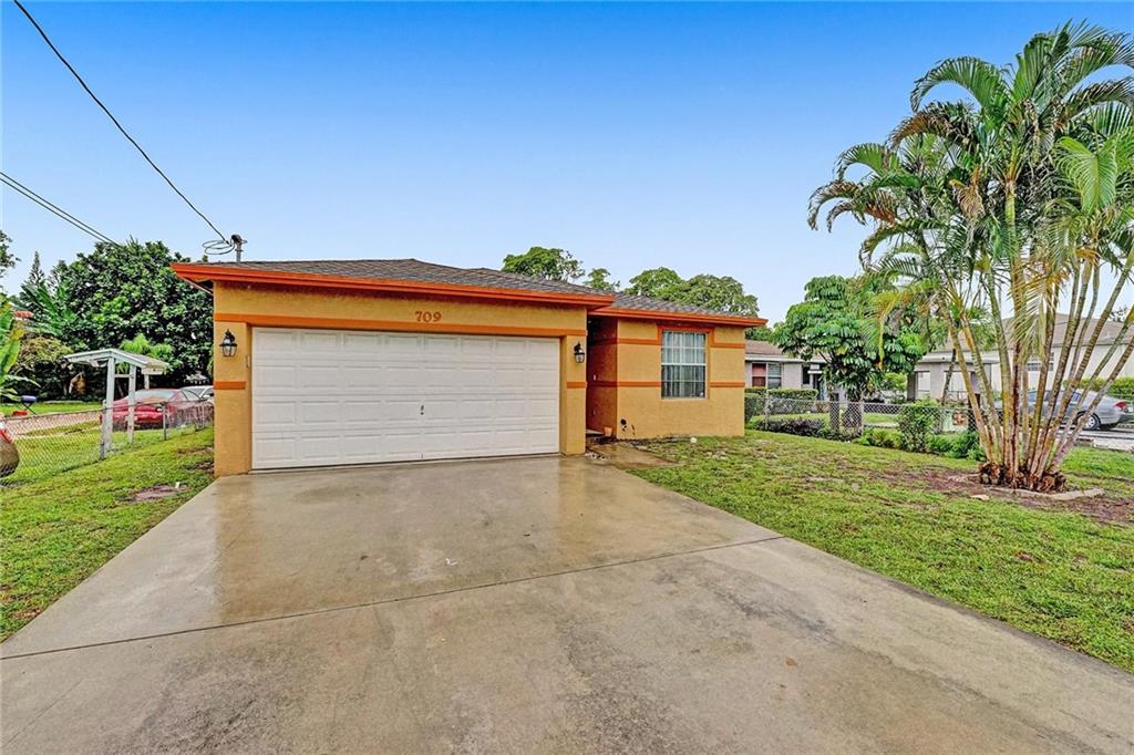Photo of 709 NW 9th Ave, Pompano Beach, FL 33060 (MLS # F10306998)