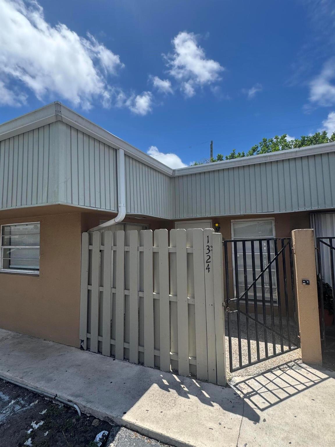 Remodeled 2/1 condo. Granite counter tops. Newer kitchen cabinets. Tile throughout. Freshly painted. Water included. Lots of parking. Quick approval.