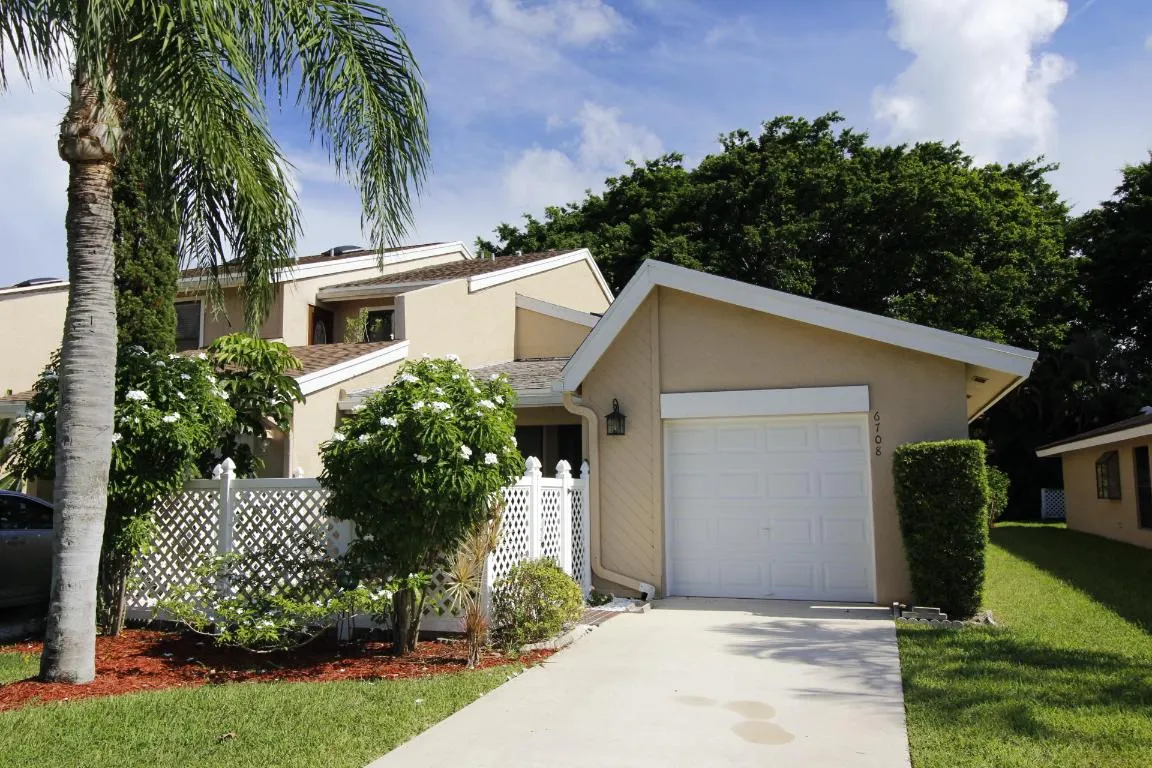 6708 Canary Palm Cir  