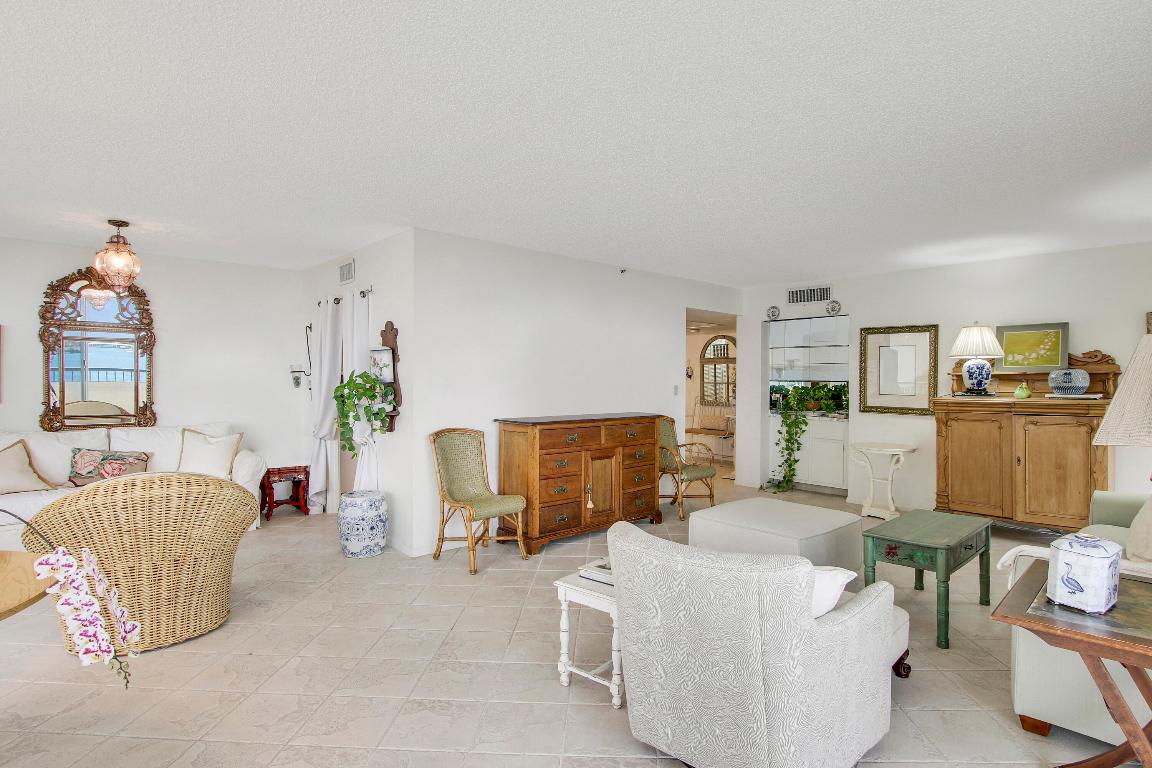 REACHES CONDO - Residential