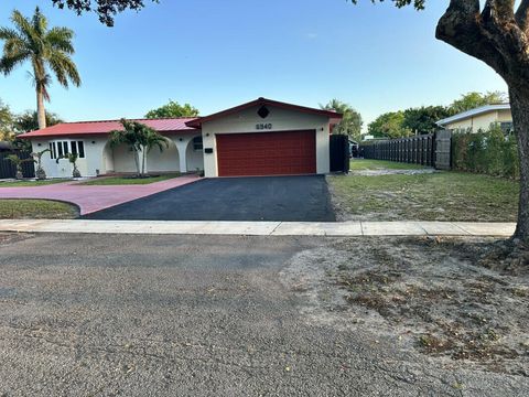 Photo of 6940 Plantation Road, Plantation, FL 33317 (MLS # B26020644)