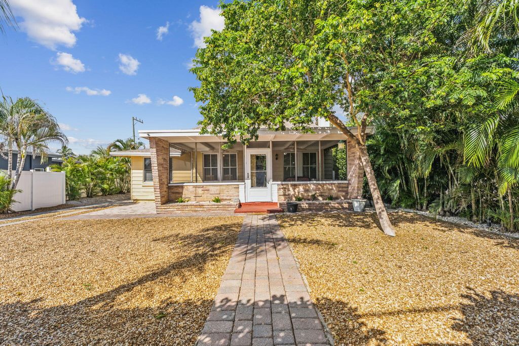 Photo of 208 S Swinton Avenue, Delray Beach, FL 33444 (MLS # R10968612)