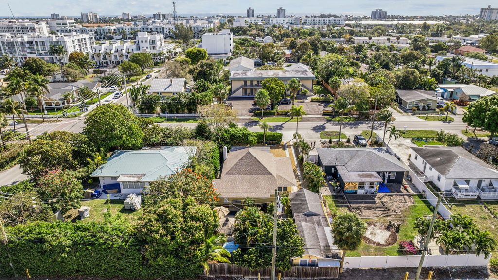 Photo of 208 S Swinton Avenue, Delray Beach, FL 33444 (MLS # R10968612)