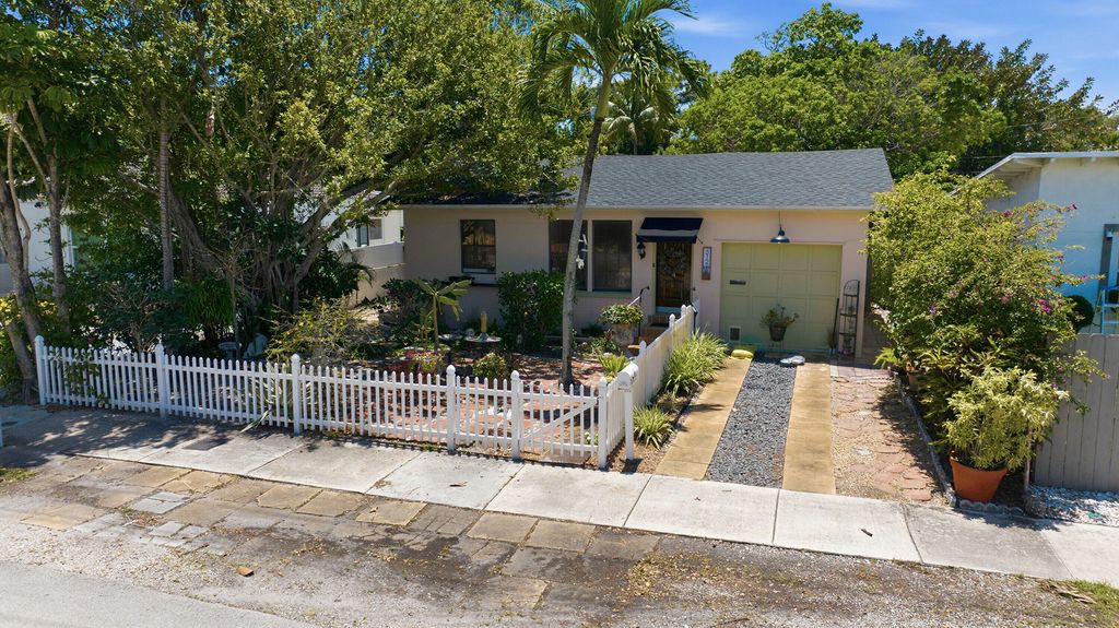 Photo of 512 SW 15th Street, Fort Lauderdale, FL 33315 (MLS # B26027357)