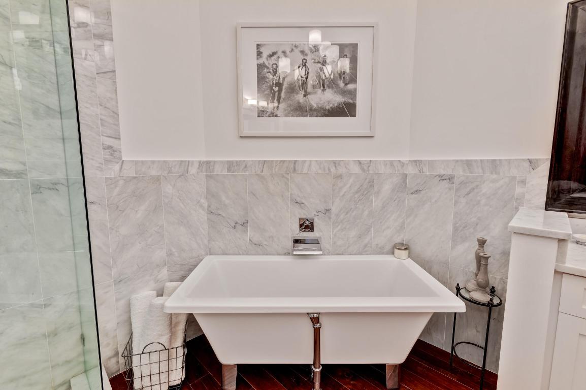 LEGENDS CONDO - Residential