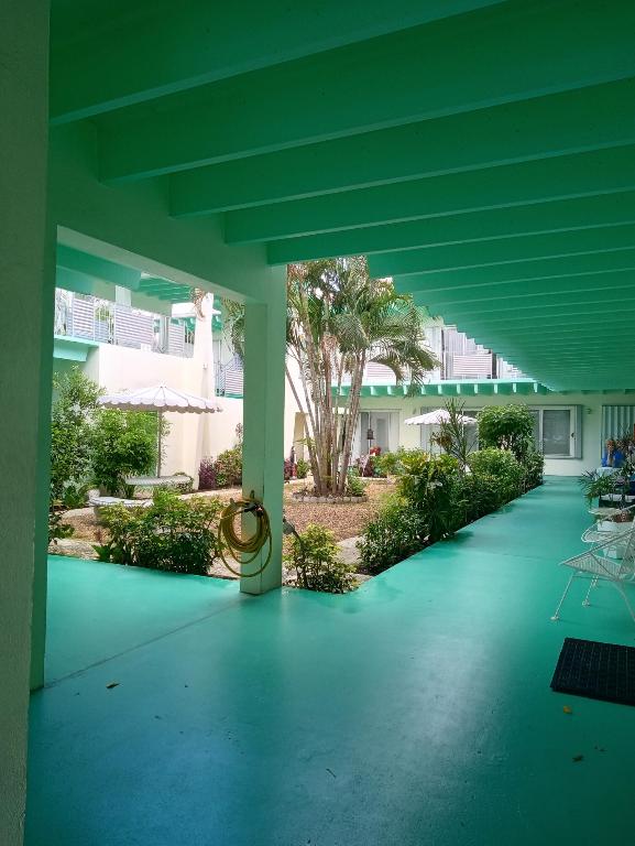 702 N Federal Highway B6