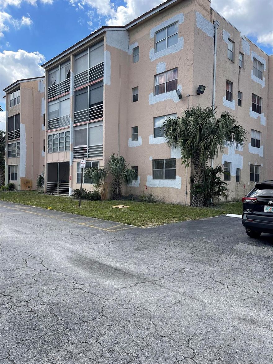 Corner 2 bedroom 2 bathroom unit in the Somerset of Lauderdale Lakes. A 55 plus gated community. Corner 2 bedroom 2 bathroom unit in the Somerset of Lauderdale Lakes. A 55 plus gated community.