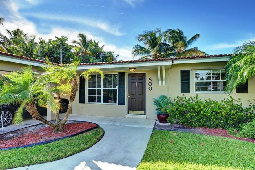 THIS IS A LOVELY 3 BEDROOM PLUS A DEN/STUDY, 2 BATHROOM SINGLE FAMILY  HOME IN A QUIET SECTION OF THE DESIRABLE NEIGHBORHOOD OF LAKE IDA. THIS CHARMING FLORIDA HOME HAS A FENCED IN BACK YARD, FREE FORM POOL AND RENOVATED KITCHEN, AND ONLY 1.2 MILES TO TRENDY DOWNTOWN DERLAY BEACH WITH LOTS OF ACTIVITY AND BUSTLING RESTAURANTS. WALK OR BIKE DOWNTOWN OR TO THE BEACH! HURRY! HOMES IN LAKE IDA DO NOT LAST!!