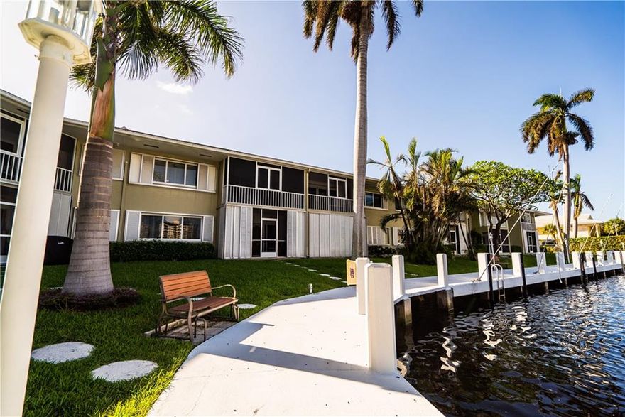 UNIQUE 2/2 CONDO ON DEEPWATER,WALK TO BEACH AND SHOPPING,2 MASTER BEDROOMS, IMPACT WINDOWS AND DOORS. WASHER & DRYER.,FREE DOCKAGE, DOCK UP TO 31 FT BOAT..FEELS LIKE YOUR OWN HOME.OWNER HAS DOCK.