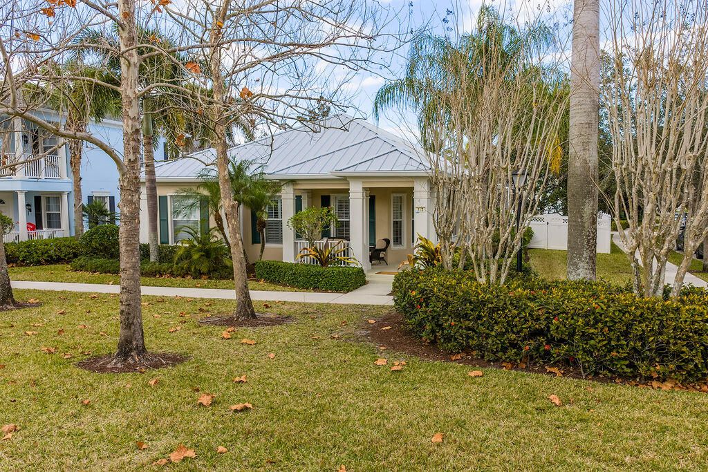 Photo of 102 Bonaire Lane, Jupiter, FL 33458 (MLS # R11160092)