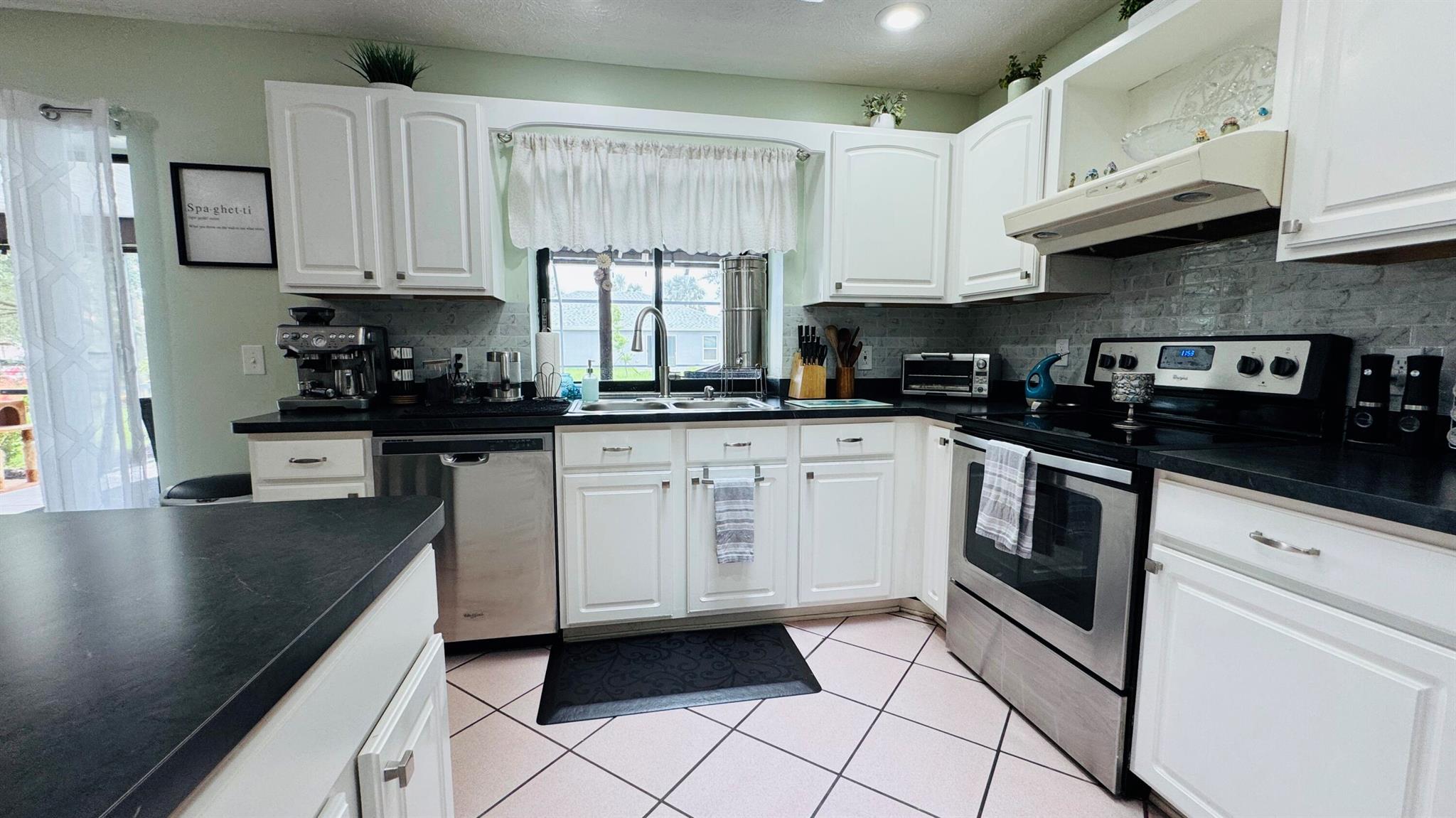 507 NW Azalea Avenue