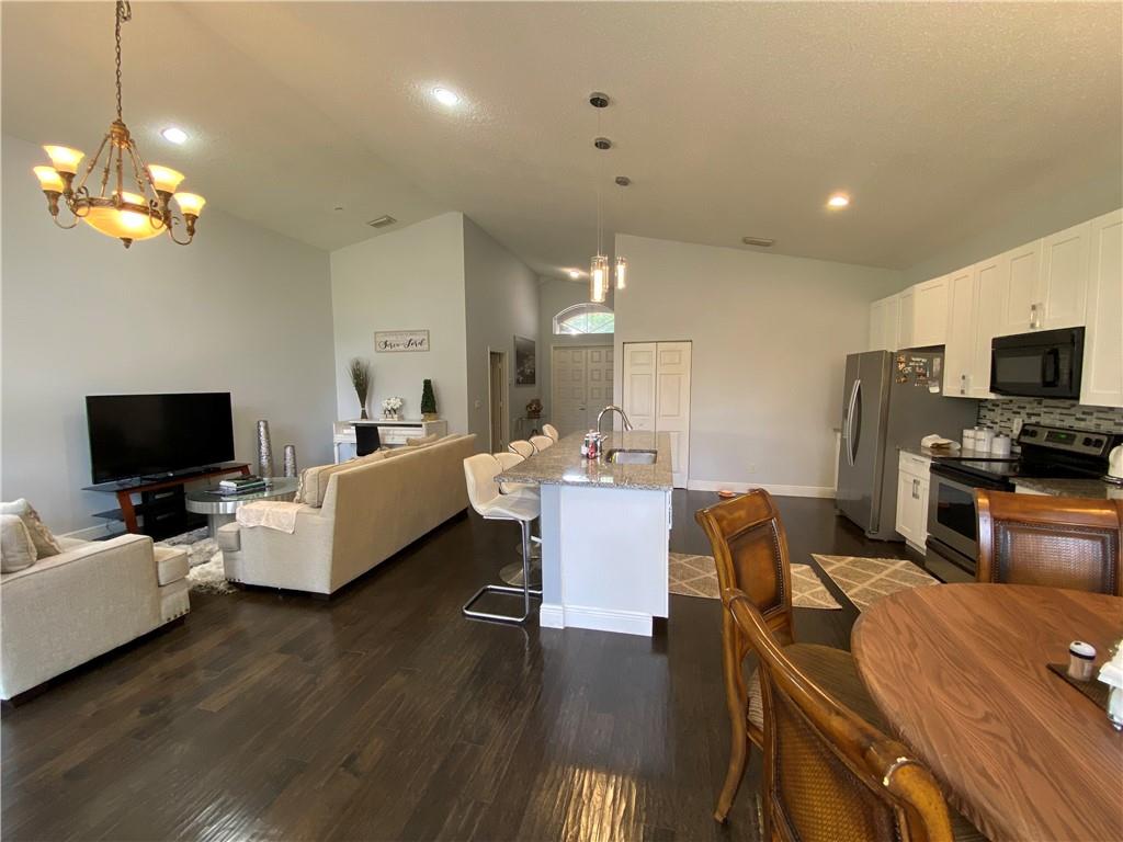 VICTORIA ISLES - Residential