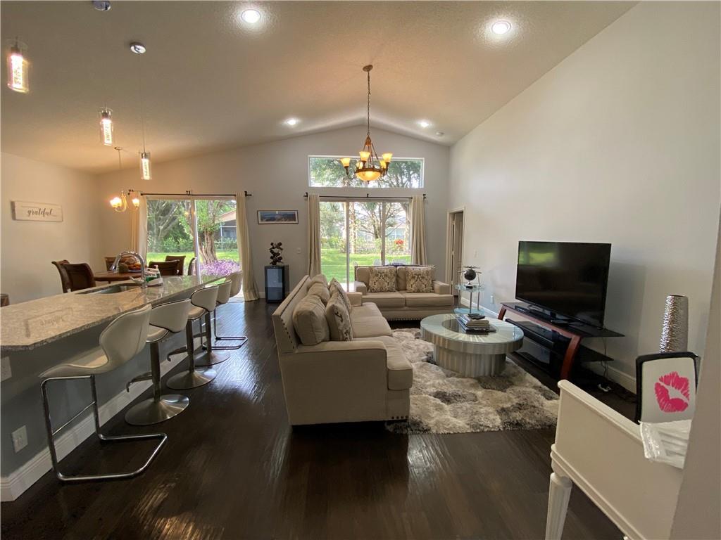 VICTORIA ISLES - Residential
