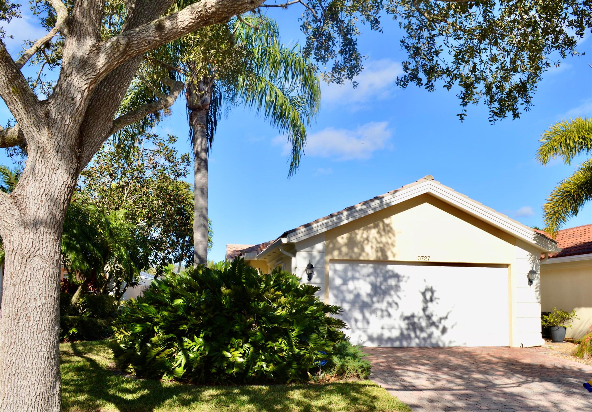 Live in the heart of paradise in the Retreat of Hobe Sound. This spacious 2/2 has a split floor plan, vaulted ceilings, 2 car garage, interior laundry and an oversized screened in lanai with breathtaking lake views. Enjoy all the amenities the Retreat has including a resort style heated pool and spa, tennis courts, fitness center, pickle and bocce ball courts. The Fazio designed Lost Lake Golf Club is next door with memberships options. This is an annual unfurnished rental.