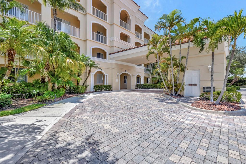 Photo of 34 W Harbour Isle Drive #205, Fort Pierce, FL 34949 (MLS # R11093429)