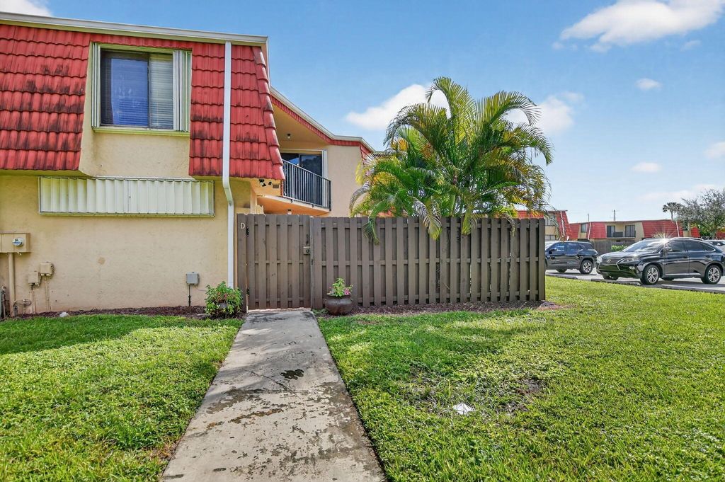 Photo of 23018 Oxford Place #D, Boca Raton, FL 33433 (MLS # R11143272)