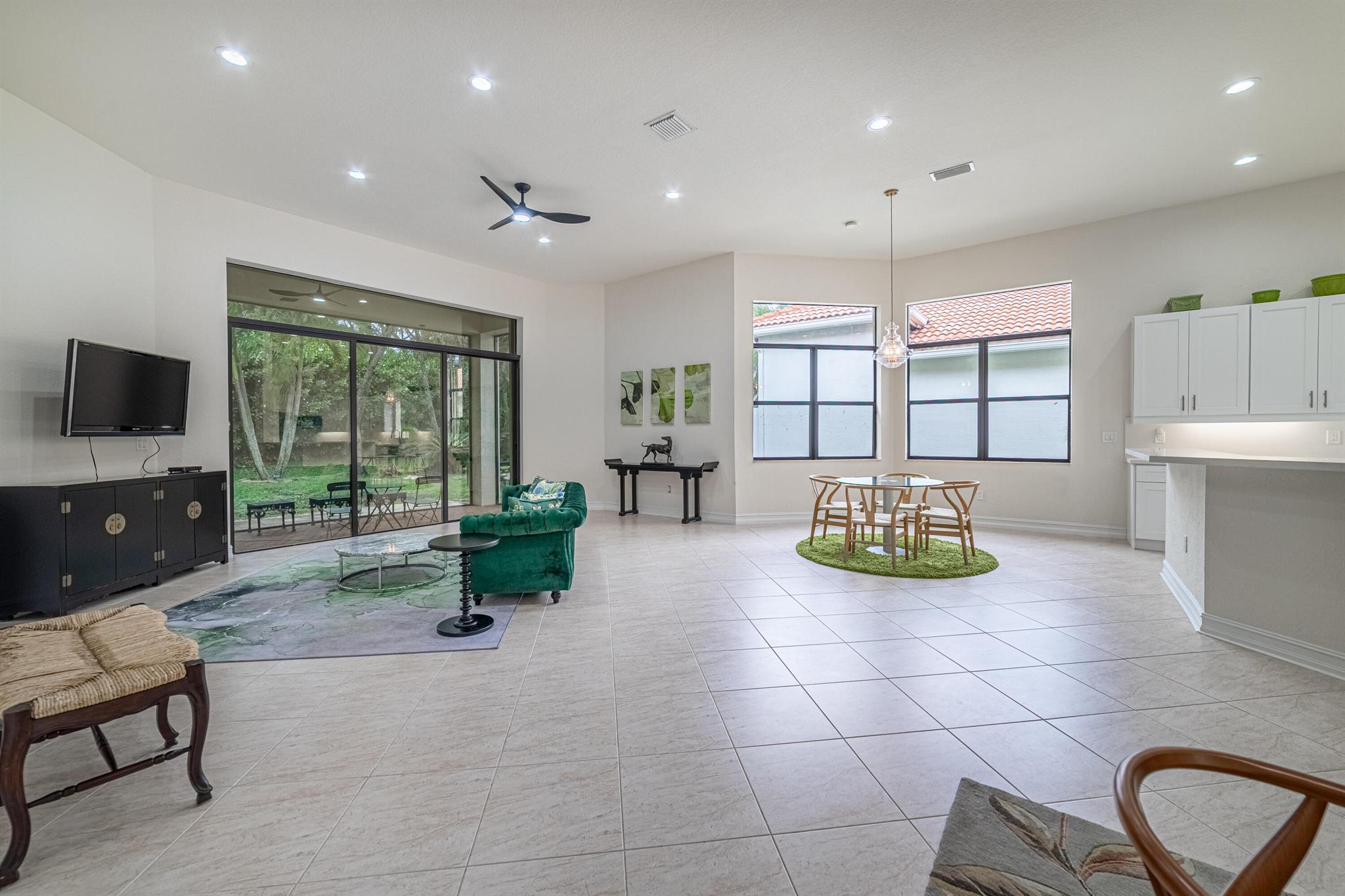 FOUR SEASONS - Residential
