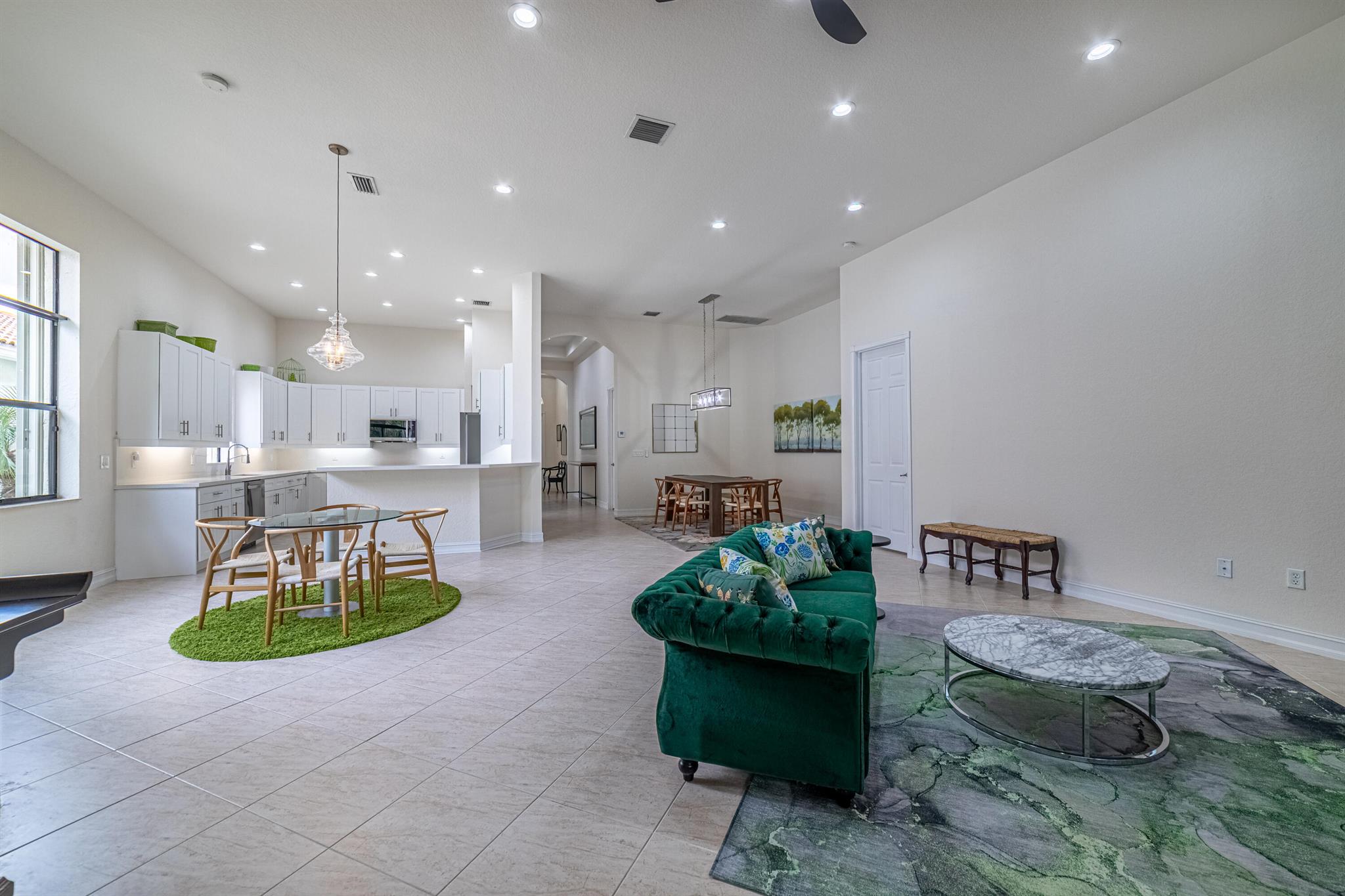 FOUR SEASONS - Residential