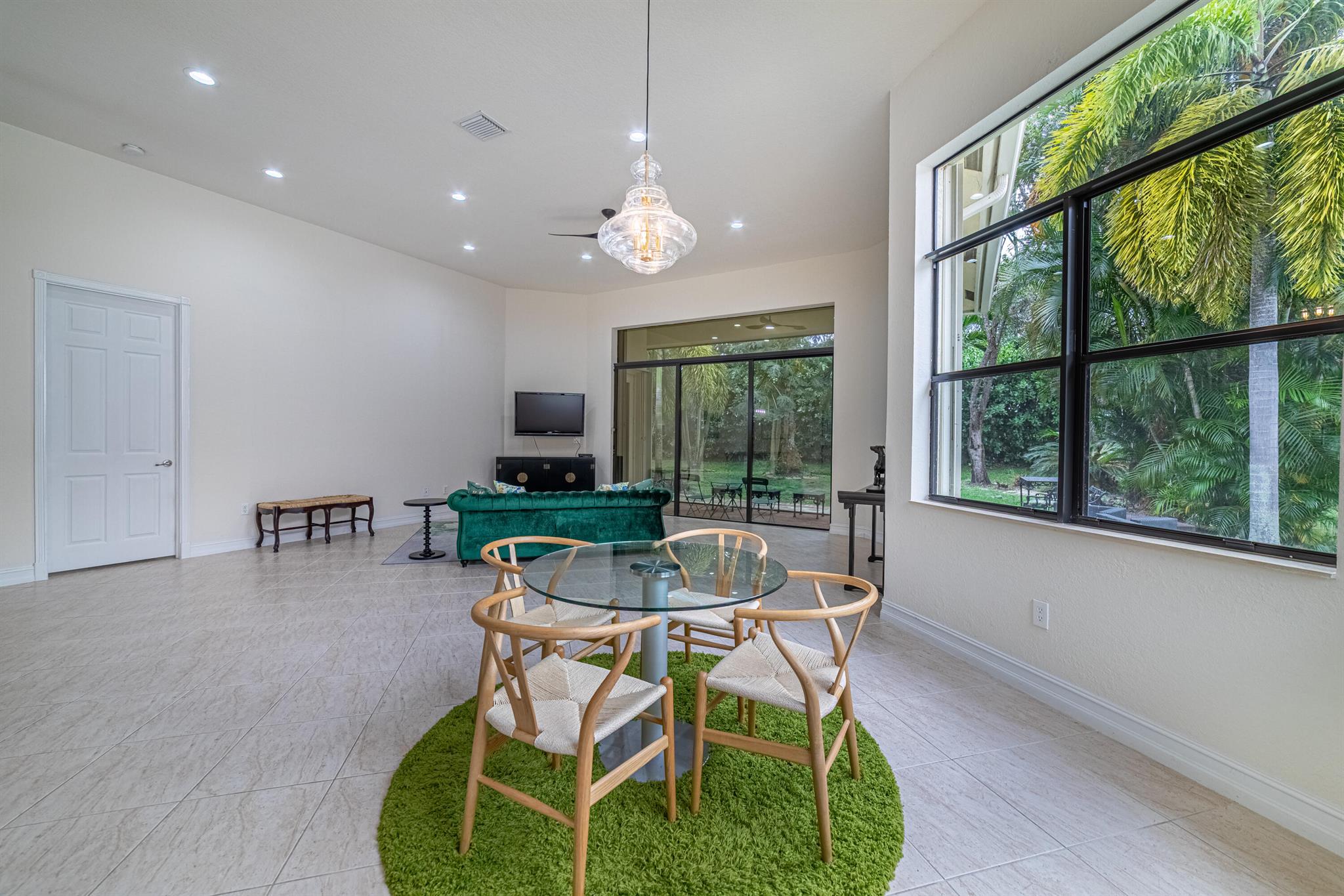 FOUR SEASONS - Residential
