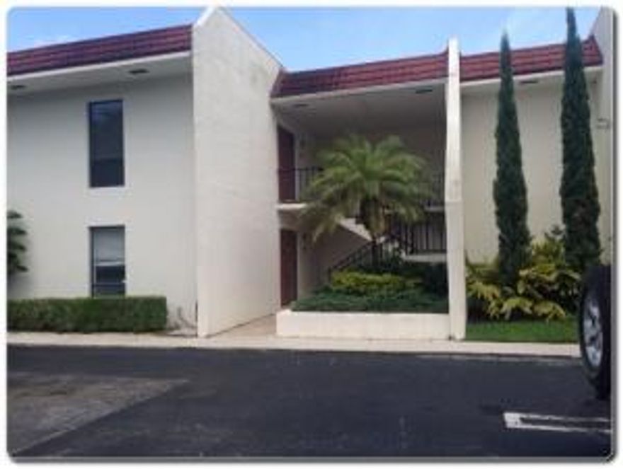 WOW! BACK ON MARKET AND JUST REDUCED!! SPACIOUS 3 BEDROOM CONDO WITH BEAUTIFUL GOLF COURSE VIEWS. LOCATED WITHIN WALKING DISTANCE TO THE NEW PALM BEACH OUTLETS.